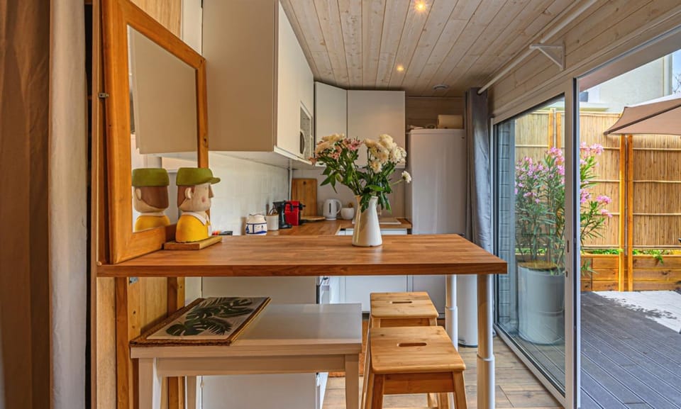 Night, Lounge or bar, concierge, stove, kitchen