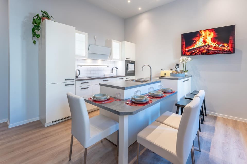 Kitchen or kitchenette, Seating area, Dining area, kitchen