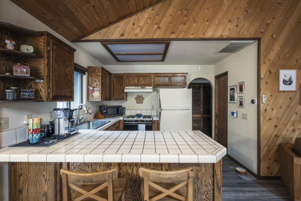 Whispering Pines | Lrg Fireplace, Trails, Gated House in Southern California