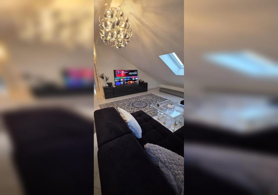 Communal lounge/ TV room, TV and multimedia, Living room, Seating area, Evening entertainment