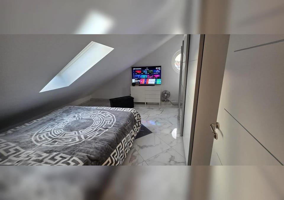 Bed, TV and multimedia, Photo of the whole room, Evening entertainment, Bedroom