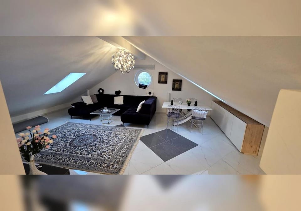 TV and multimedia, Living room, Photo of the whole room, Seating area, Dining area