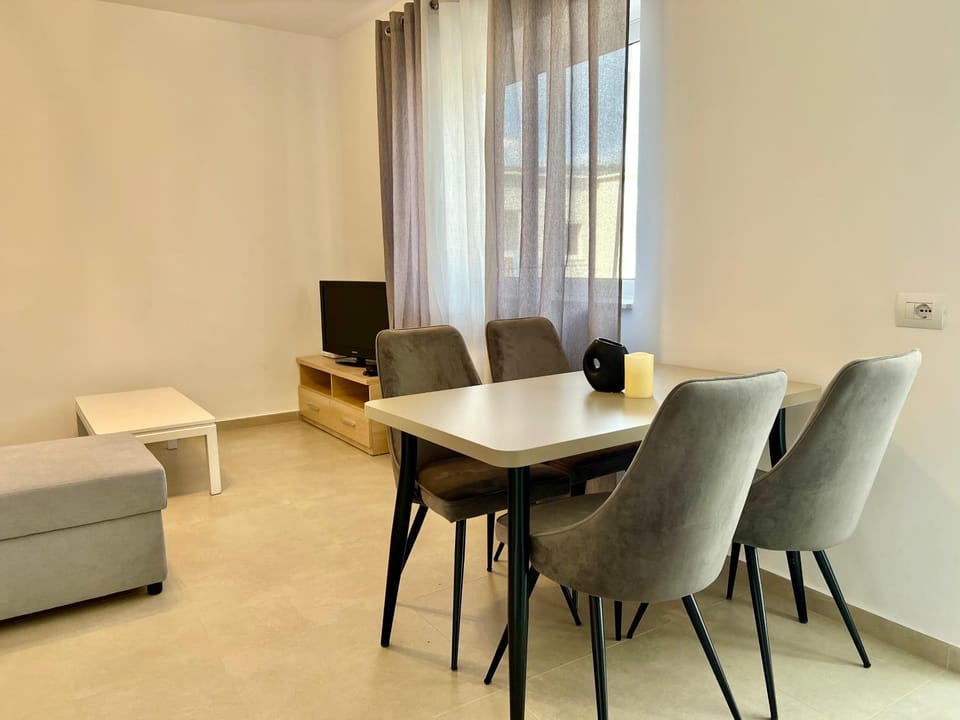 TV and multimedia, Living room, Seating area, Dining area