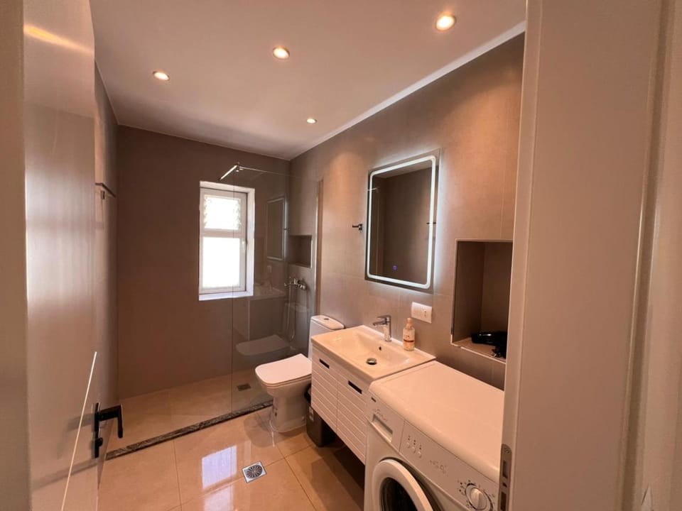 Toilet, Bed, Bathroom, Photo of the whole room, Bedroom, Bath, towels, washing machine