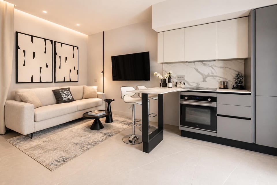 TV and multimedia, Kitchen or kitchenette, Living room, Seating area, oven