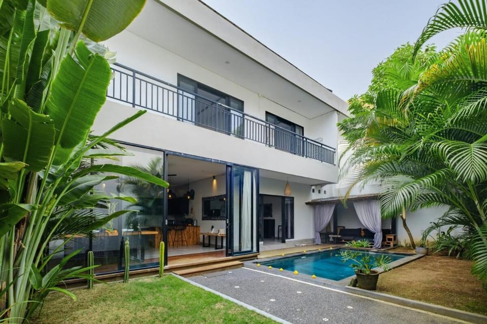 Stylish 3BR Villa in the Heart of Berawa Villa in North Kuta