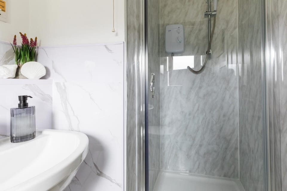 Shower, Toilet