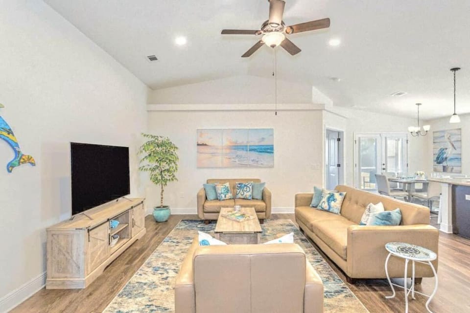 Communal lounge/ TV room, Living room, Seating area