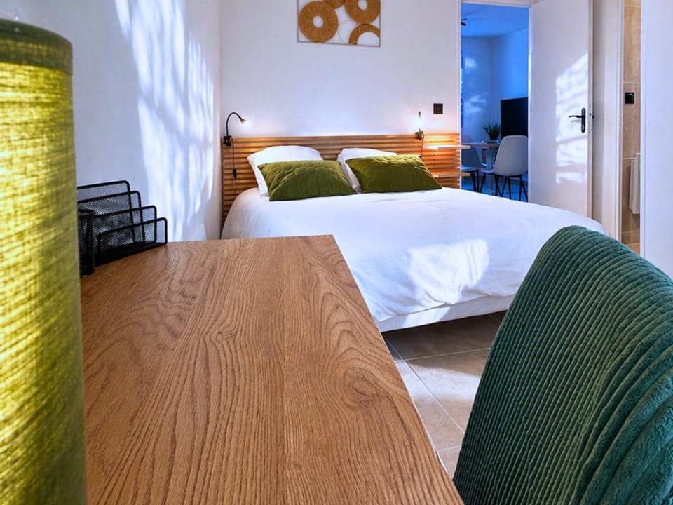 Bed, Seating area, Bedroom