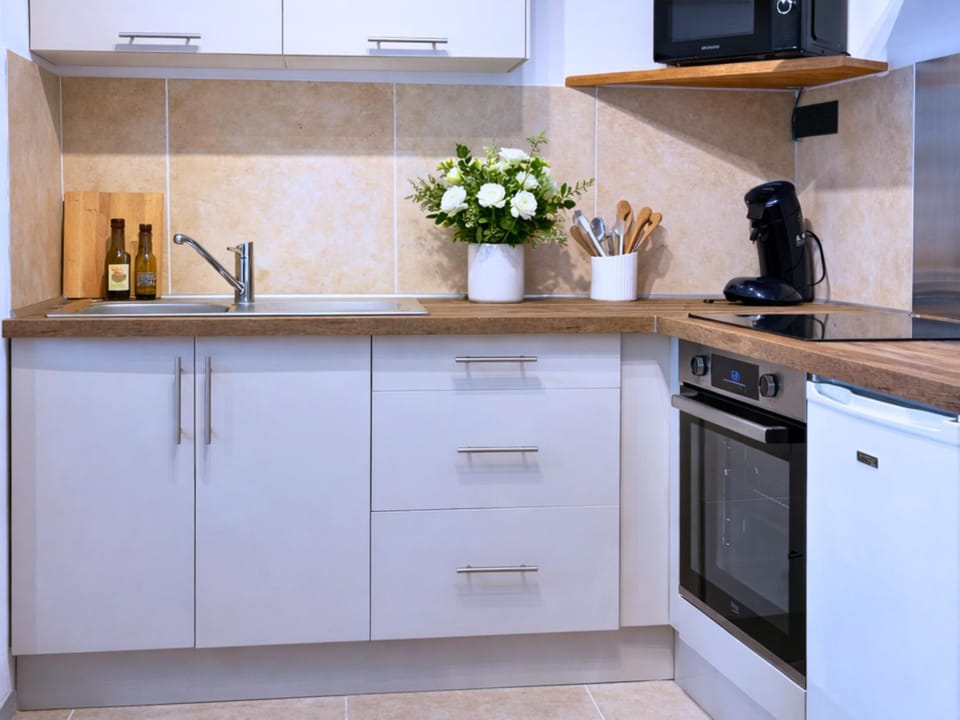 Coffee/tea facilities, Kitchen or kitchenette, microwave, oven, stove, toaster