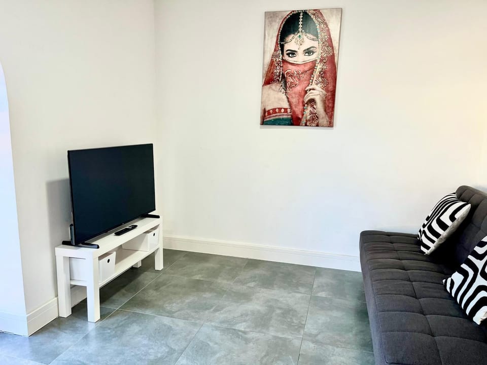 Communal lounge/ TV room, TV and multimedia, Living room, Seating area