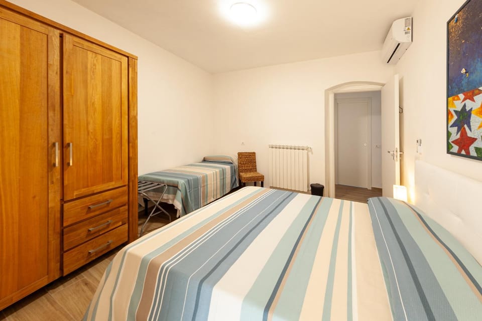 Bed, Bedroom, wardrobe, air conditioner