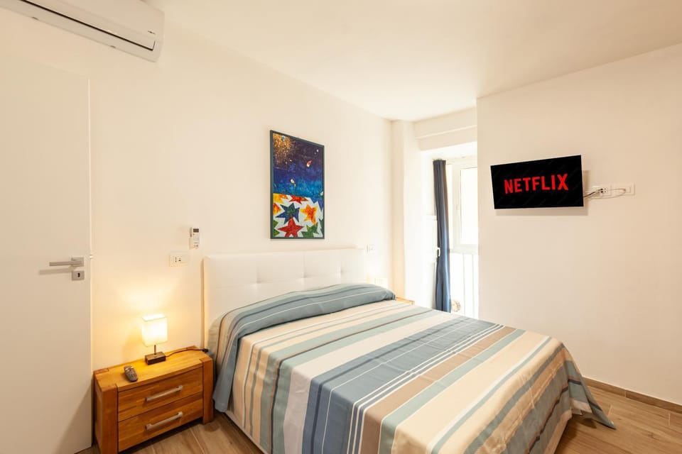 Bed, Bathroom, TV and multimedia, Bedroom, air conditioner