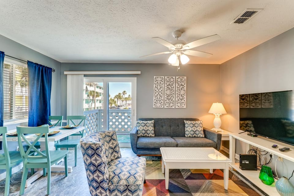 Walk to Beach, Pool-View Balcony! PCB Condo House in Panama City Beach