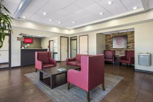 Red Roof Inn & Suites Hotel in Statesboro