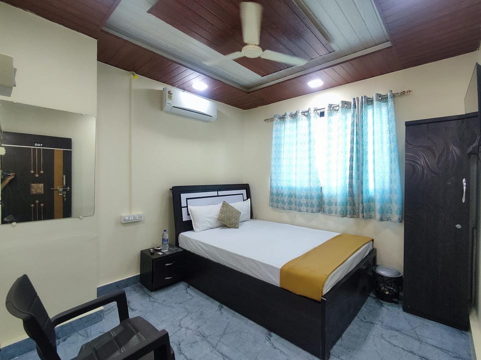 Bed, Photo of the whole room, Bedroom, wardrobe, air conditioner