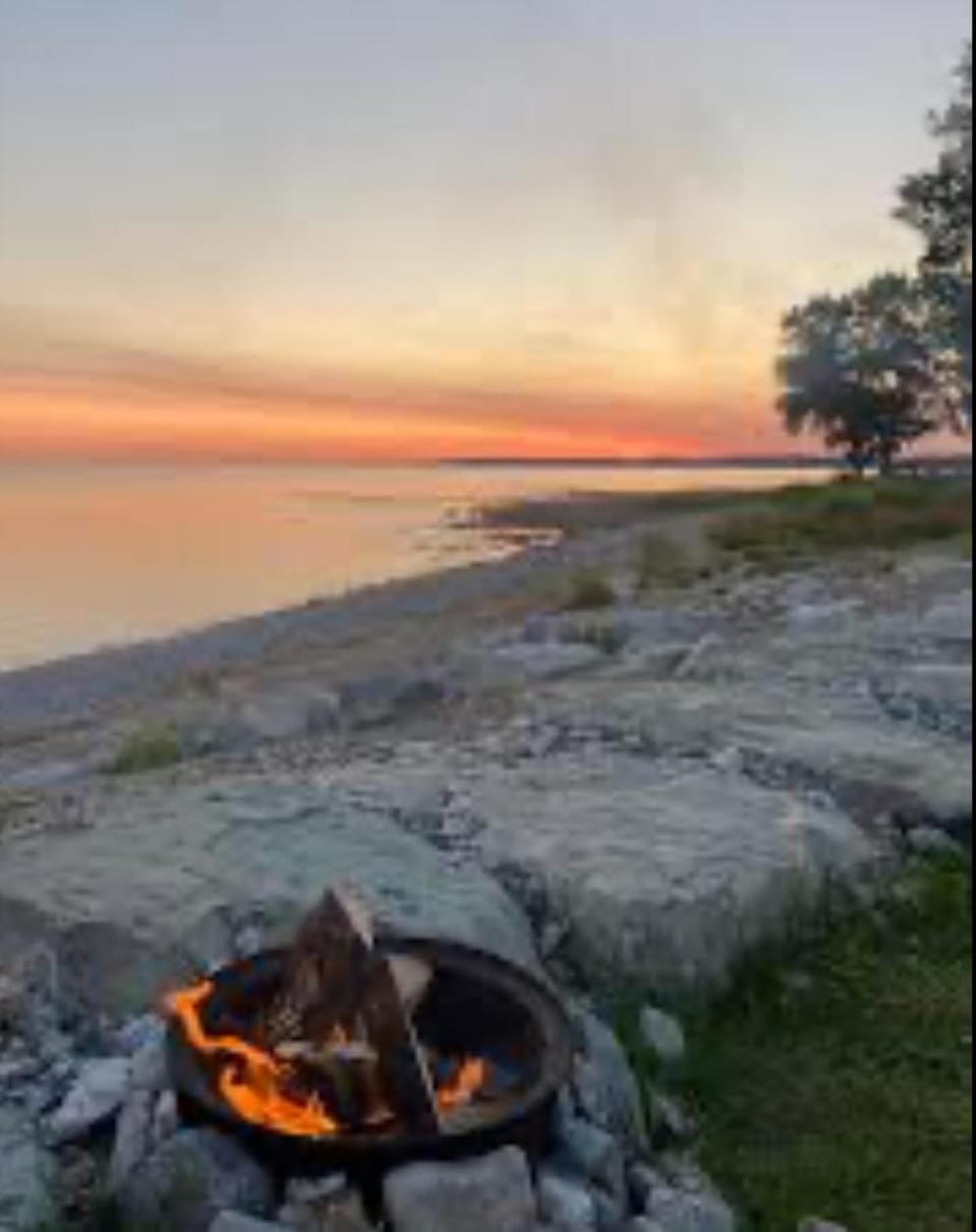 Sherkston Shores Sunset Cottage 1 Min Beach House in Port Colborne