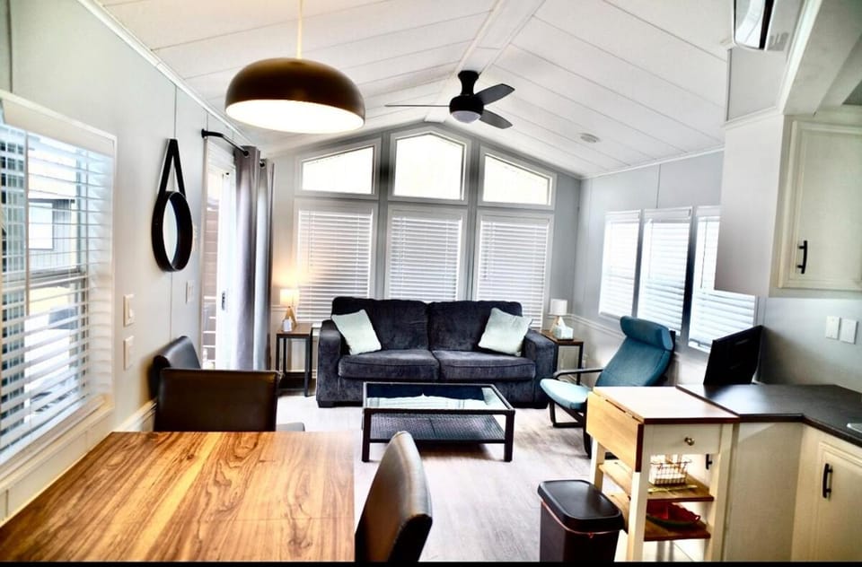 Sherkston Shores Sunset Cottage 1 Min Beach House in Port Colborne