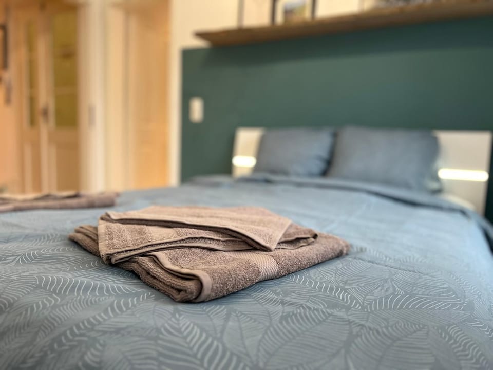 Bed, Bedroom, towels