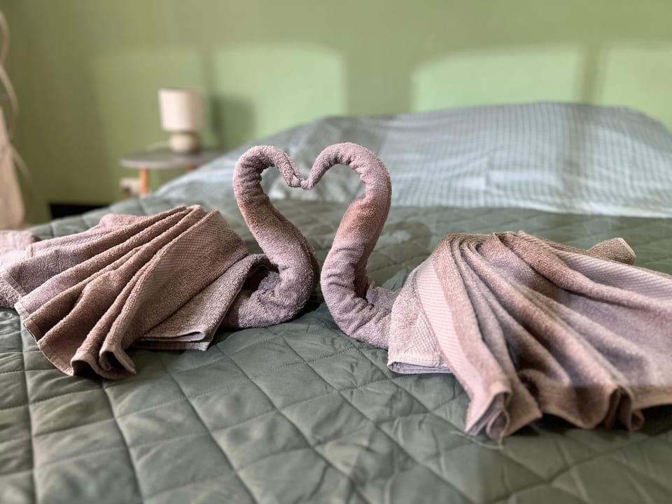 Bed, Bedroom, towels