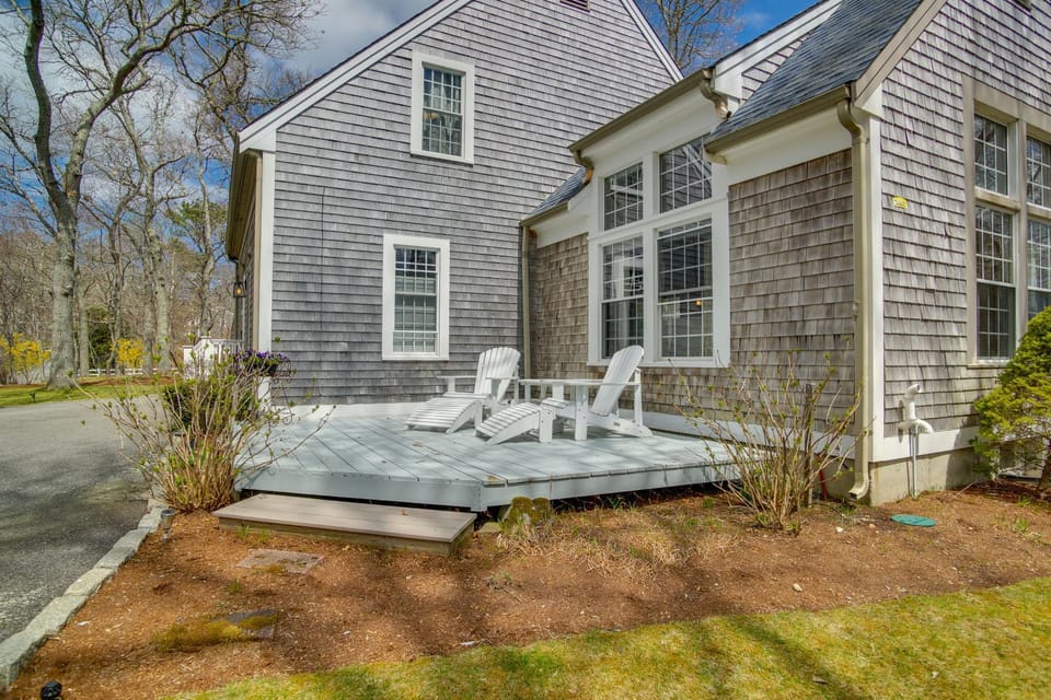 Walk to John's Pond! Family-Friendly Mashpee Home House in Mashpee