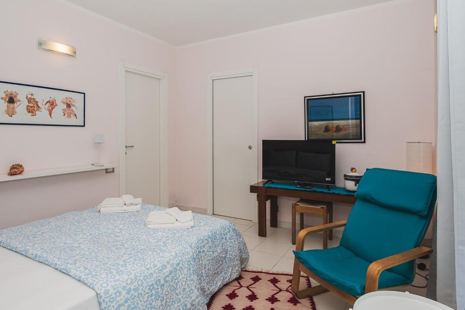 Bed, TV and multimedia, Photo of the whole room, Bedroom, towels
