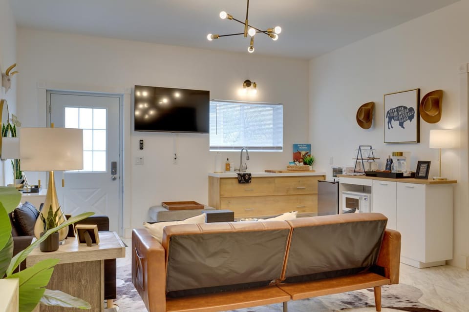 1 Mi to OU! Sleek Guest House w/ Gas Grill House in Norman