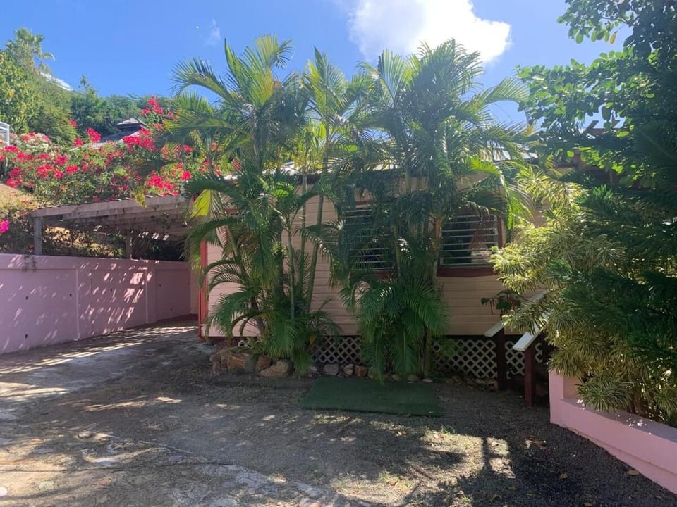 Exquisite villa in Unesco national park with beach at walking distance House in Antigua and Barbuda