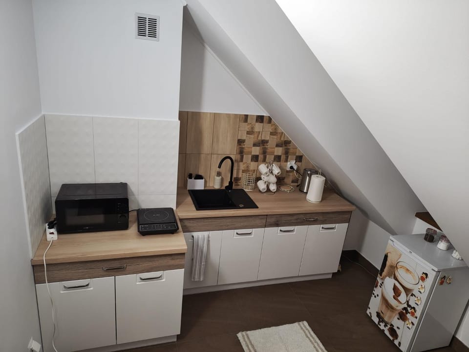 Kitchen or kitchenette, oven, stove