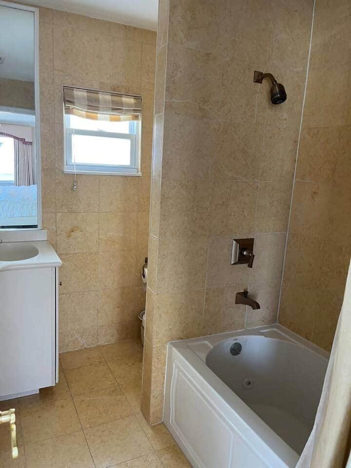 4 bedroom house with pool and backyard on bayside. House in Ventnor City