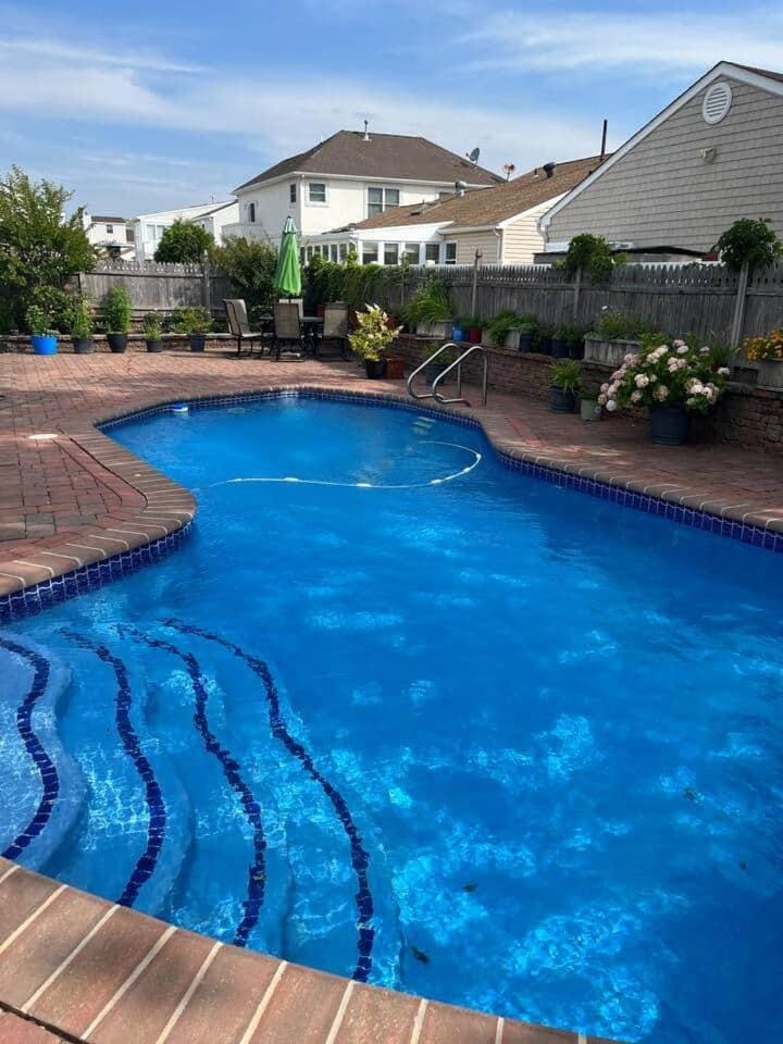 4 bedroom house with pool and backyard on bayside. House in Ventnor City