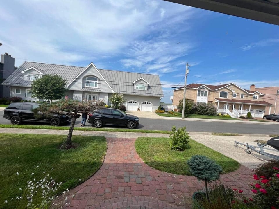 4 bedroom house with pool and backyard on bayside. House in Ventnor City