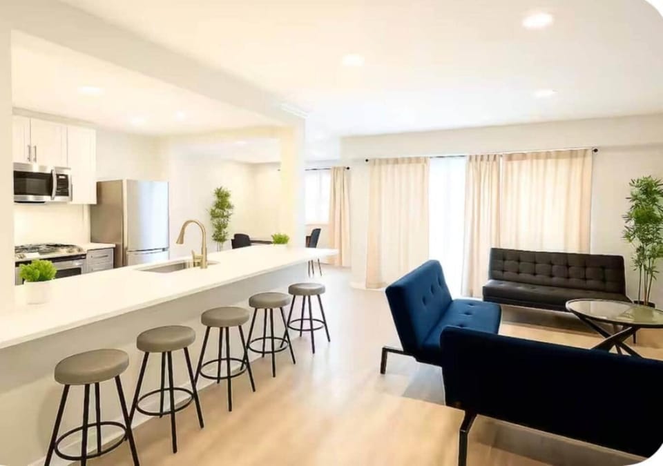 8 bedroom 2 blocks from beach & casino heart of ac Apartment in Atlantic City