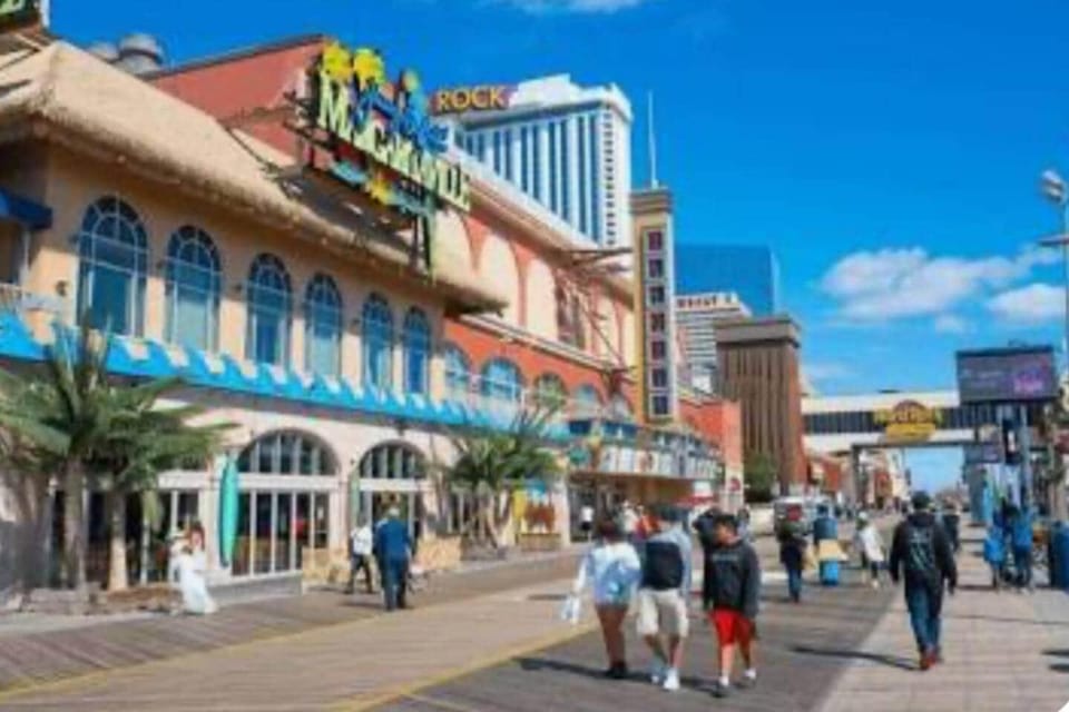 Two blocks from casino and beach 8 bedroom Apartment in Atlantic City