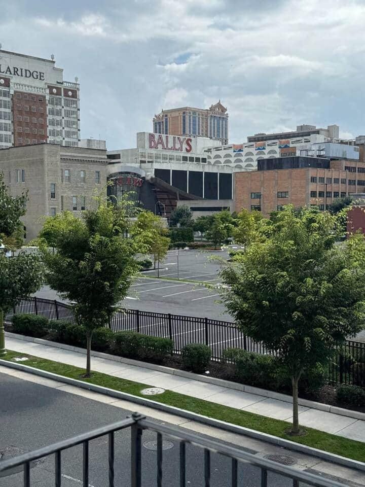 Two blocks from casino and beach 8 bedroom Apartment in Atlantic City