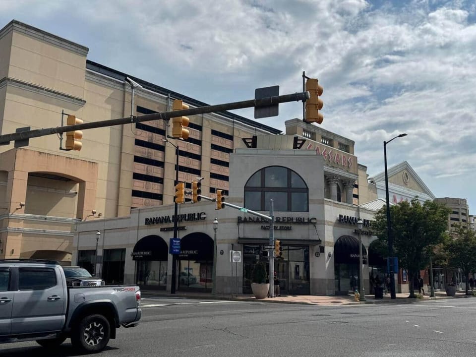 Two blocks from casino and beach 8 bedroom Apartment in Atlantic City