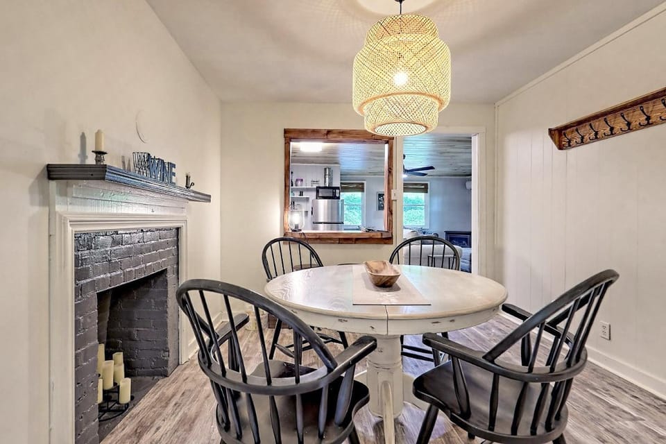 Cute n Chic in Clayton Apartment in Clayton