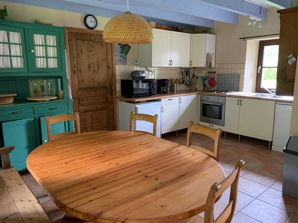 Coffee/tea facilities, Dining area, dishwasher, oven, pet friendly, stove, toaster