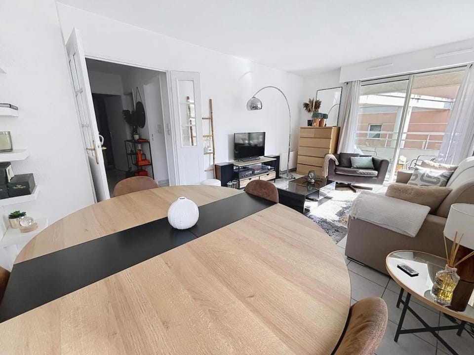 Communal lounge/ TV room, TV and multimedia, Living room, Dining area