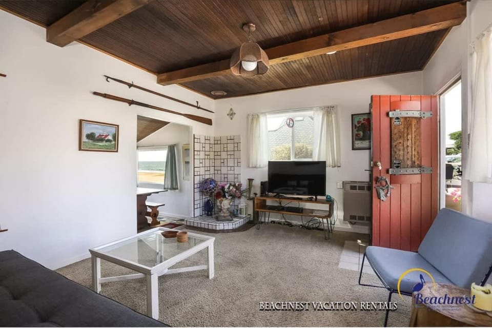 Beachfront at Twin Lakes Beach House in Santa Cruz