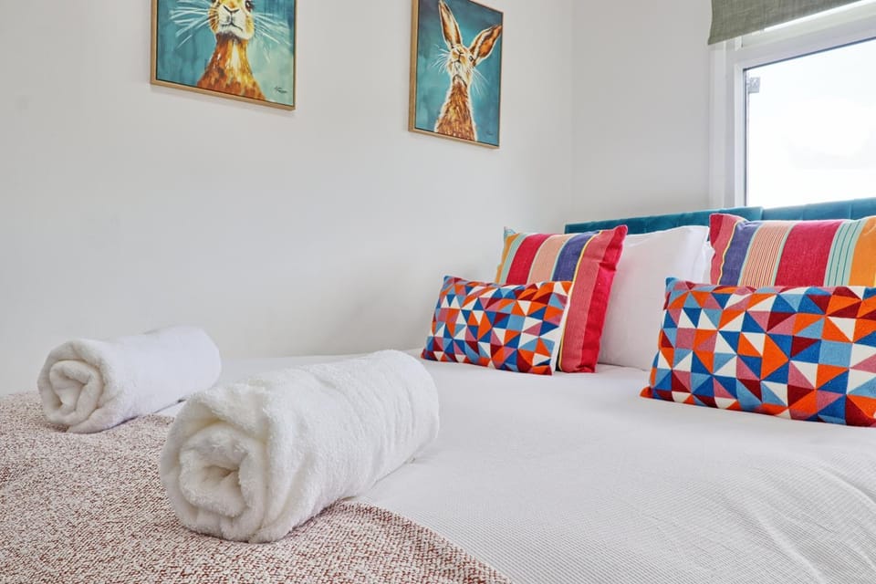 Bed, Photo of the whole room, Decorative detail, Bedroom, heating, towels