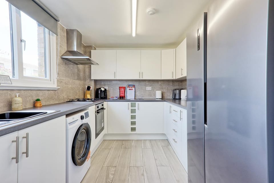 Coffee/tea facilities, Kitchen or kitchenette, dishwasher, microwave, oven, stove, toaster, washing machine, dryer