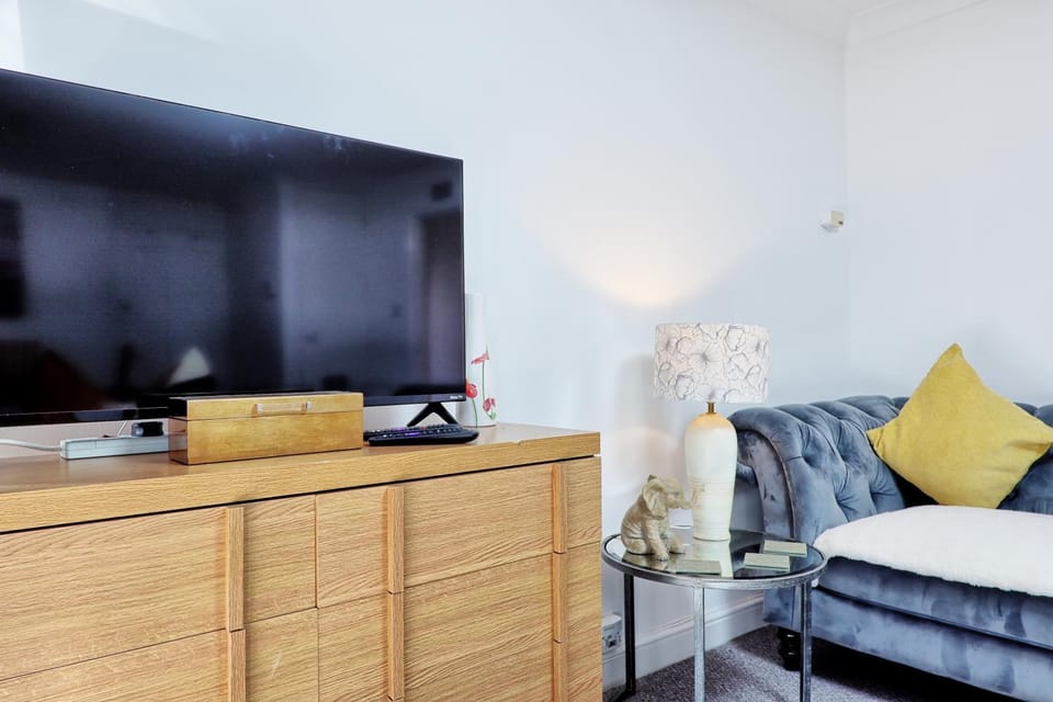 Communal lounge/ TV room, TV and multimedia, Living room, Seating area, Evening entertainment
