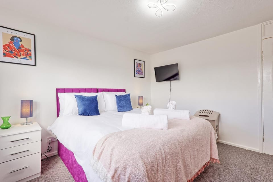 Bed, TV and multimedia, Photo of the whole room, Decorative detail, Bedroom, hair dryier, towels, wardrobe