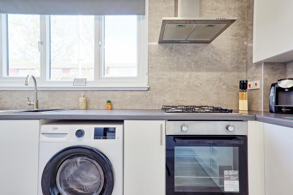 Coffee/tea facilities, Kitchen or kitchenette, dishwasher, oven, stove, toaster, washing machine, dryer