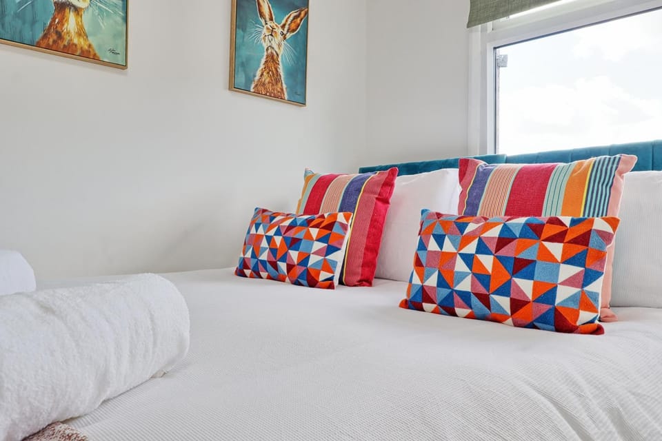 Bed, Photo of the whole room, Bedroom, heating, towels, wardrobe