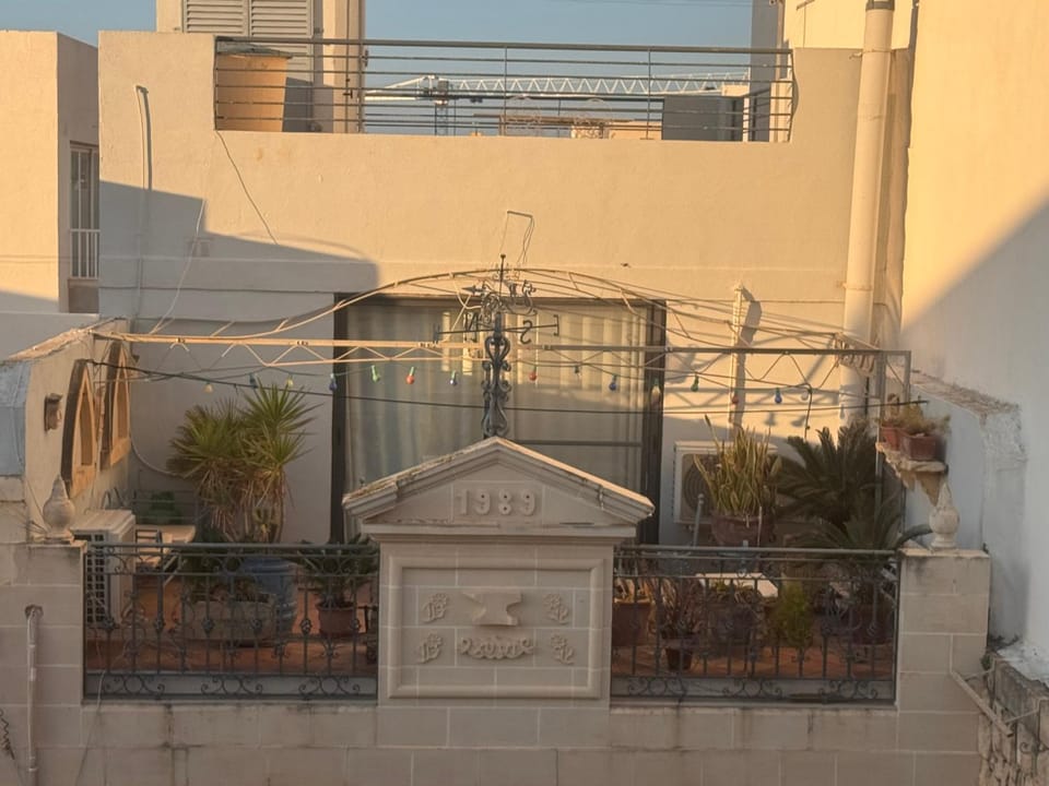 Private room and bathroom Close to St julians Apartment in Malta