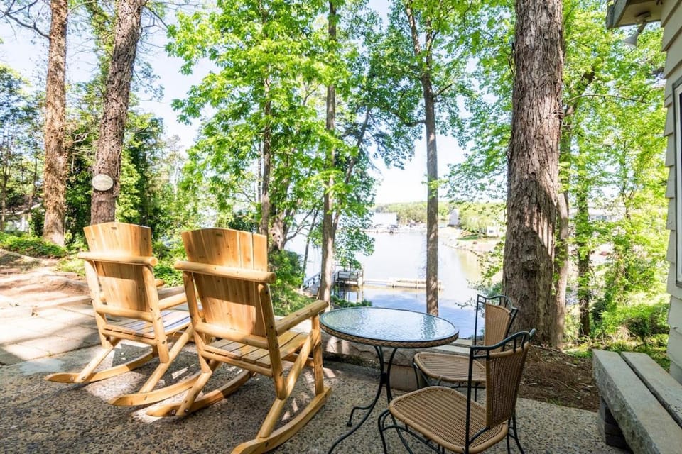 Waterfront Cottage, Fiery Sunsets Vacation rental in Lake Wylie