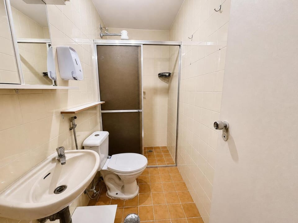Higienopolis apartamento amplo, cama Queen Size padrão Luxo, com vaga garagem e vista da cidade, 10 andar, apto 1002 Edifício Piratininga, 2 minutos do shopping, entrada HOJE Apartment in Sao Paulo City