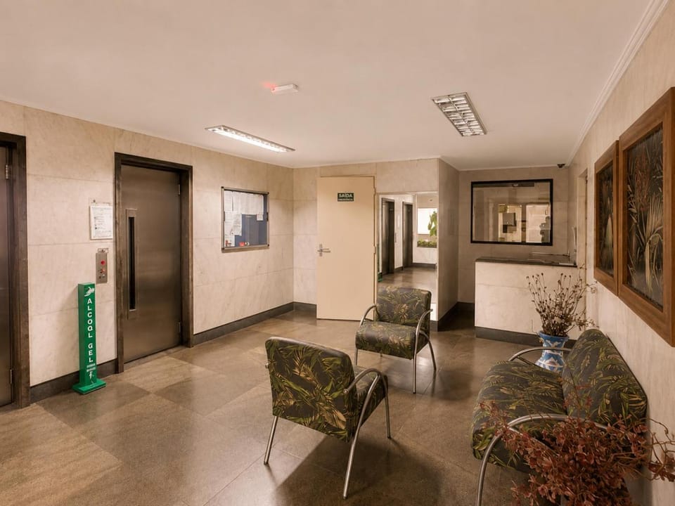 Higienopolis apartamento amplo, cama Queen Size padrão Luxo, com vaga garagem e vista da cidade, 10 andar, apto 1002 Edifício Piratininga, 2 minutos do shopping, entrada HOJE Apartment in Sao Paulo City